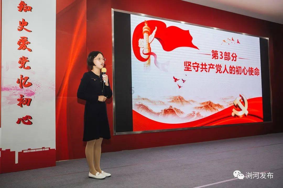 沙滩游玩的女孩们